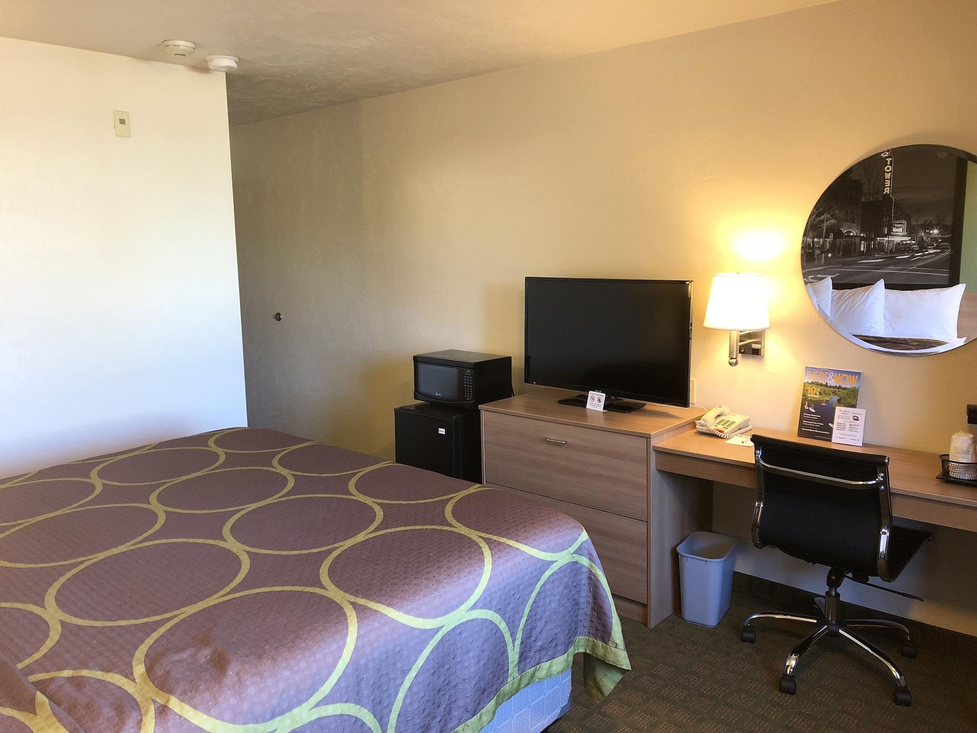 Super 8 by Wyndham Bend Hotel Eksteriør billede