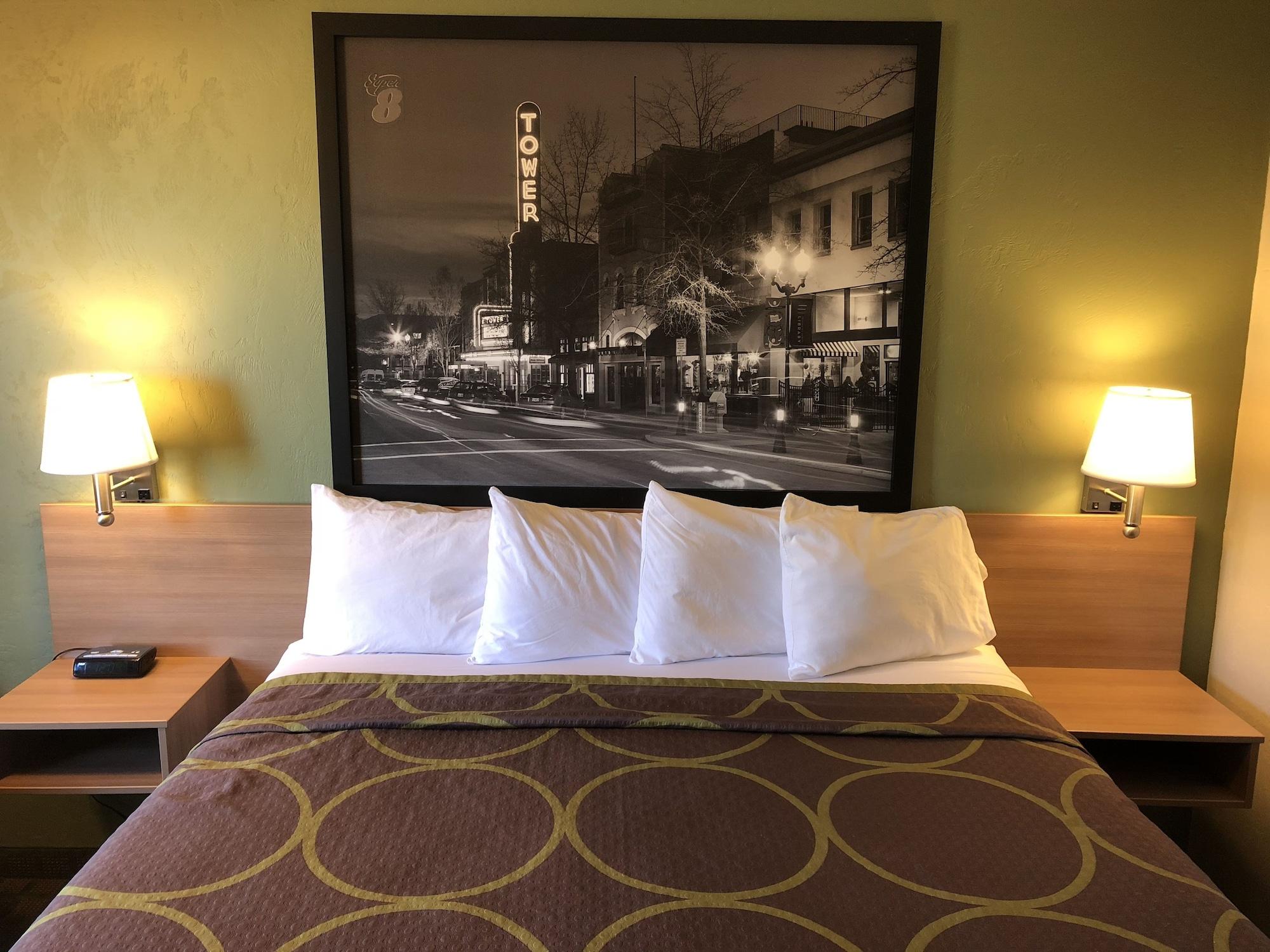 Super 8 by Wyndham Bend Hotel Eksteriør billede