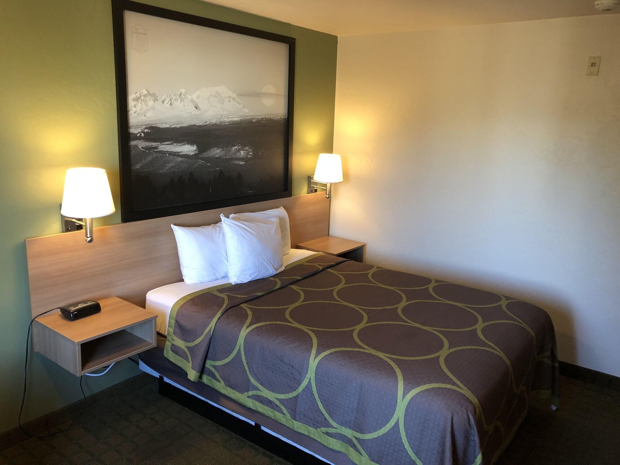 Super 8 by Wyndham Bend Hotel Eksteriør billede