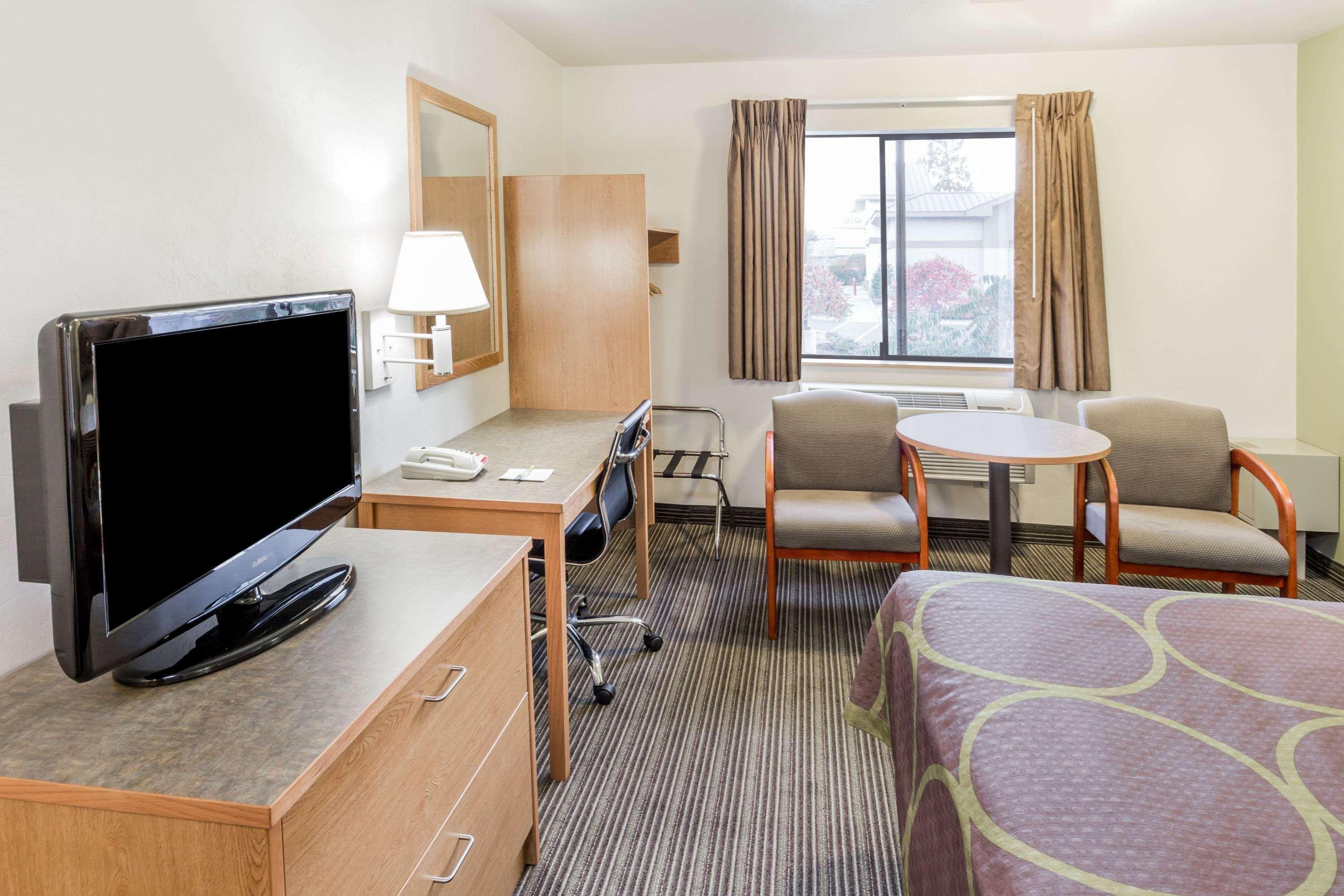 Super 8 by Wyndham Bend Hotel Eksteriør billede