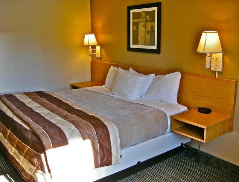 Super 8 by Wyndham Bend Hotel Eksteriør billede