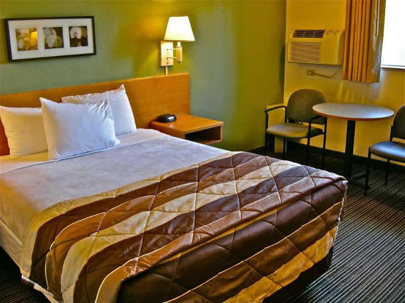 Super 8 by Wyndham Bend Hotel Eksteriør billede