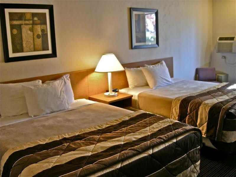 Super 8 by Wyndham Bend Hotel Eksteriør billede